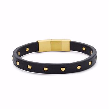 Svart läderarmband med guld IP nitar och rektangulärt guldspänne.