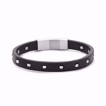Svart läderarmband med silverfärgade nitar och en elegant metallspänne.