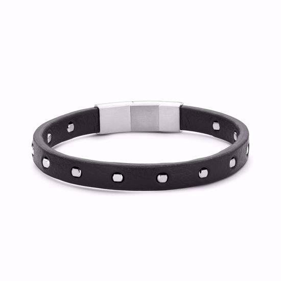 Svart läderarmband med silverfärgade nitar och en elegant metallspänne.