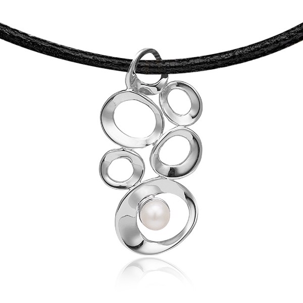 Smukt vedhæng i sølv med perle og læderkæde fra Blicher Fuglsang, 42 cm kæde