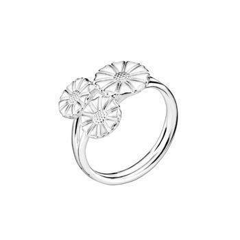 Lund 3 flower 2x7,5 mm and 1x9 mm Marguerite fingerring in silver w/ white enamel