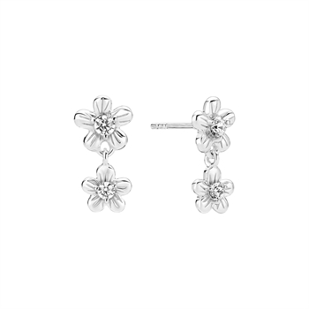 Örhängen i sterling silver med två blommor och zirkonia i mitten, stiftmodell.