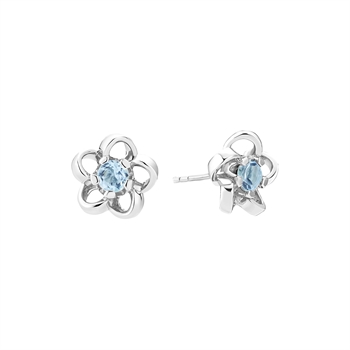 Blomformade örhängen i silver med fem kronblad och ljusblå topaz i mitten.