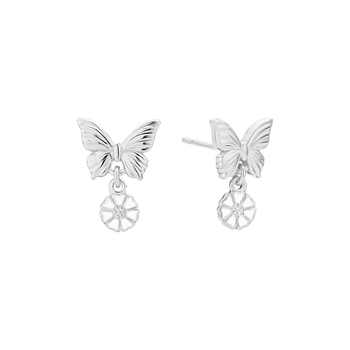 Fjärilsformade örhängen i silver med hängande blomdekor, synlig öronstift bakom fjärilsdesignen.