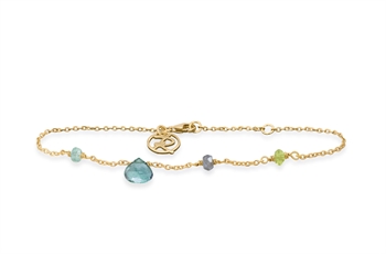 Gyllene armband med färgade stenar, inklusive en grön sten, samt en berlock och ett hummerlås.