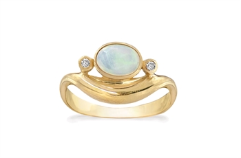 Guldfärgad ring med oval opal i mitten, flankerad av två små stenar, vågig design på bandet.