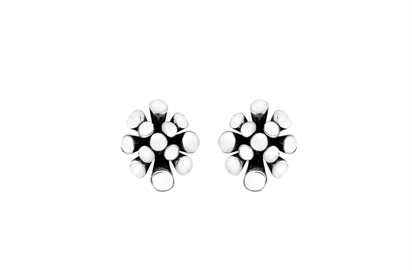Silverörhängen med blomform, flera rundade cylindrar bildar en symmetrisk och stilren design.
