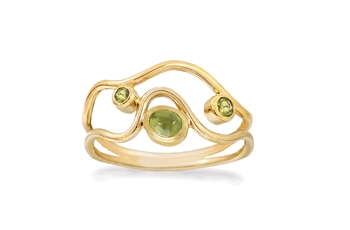 Guld ring med tre gröna stenar, vågig flödande design, elegant och konstnärlig stil.