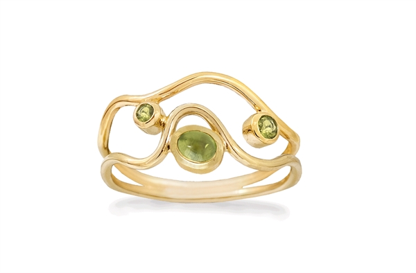 Guld ring med tre gröna stenar, vågig flödande design, elegant och konstnärlig stil.