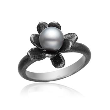 Ring i oxideret sølv med perle, från Blicher Fuglsang