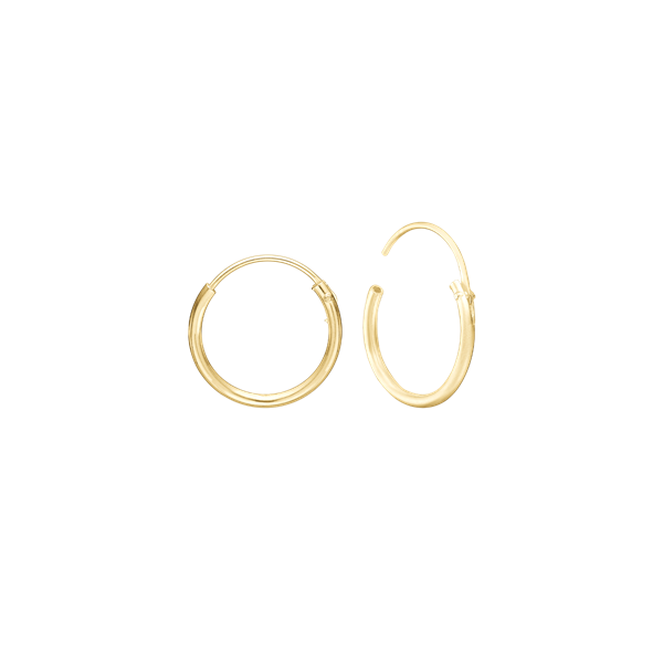 Små, guldfärgade örhängen i cirkulär form med enkel och slät design från Aagaard.