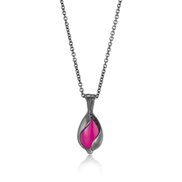 Lille oxideret Smykke Æg med Pink Onyx, från Blicher Fuglsang