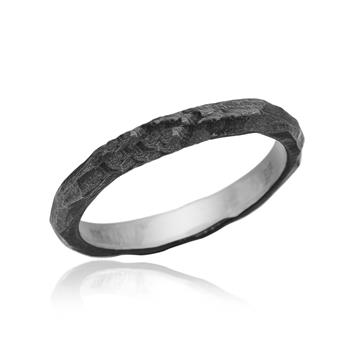 Feminin ring i sort sølv, från Blicher Fuglsang