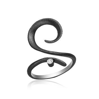 Sølvring i oxideret sølv, från Blicher Fuglsang