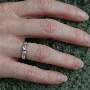 14KT HV.D.RING BRILL.1X0,07CT WPI, från Aagaard