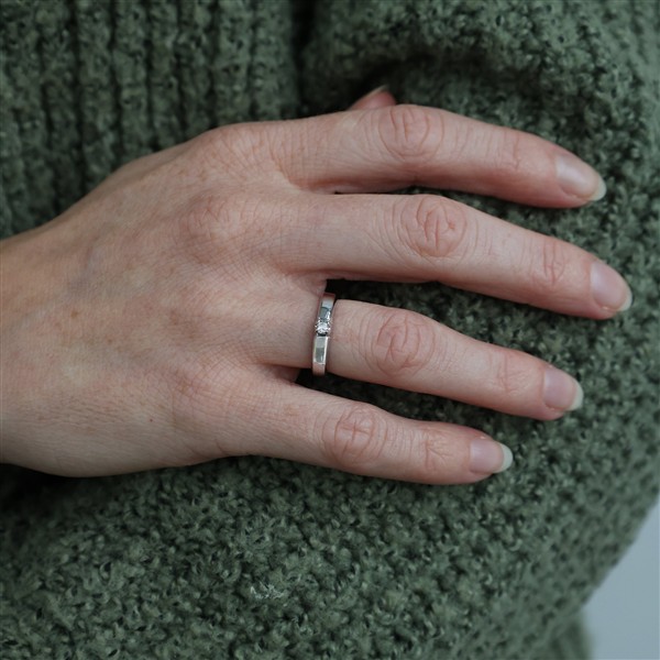 14KT HV.D.RING BRILL.1X0,07CT WPI, från Aagaard