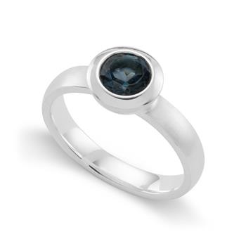 925/- Rh Ring blå topas 0,89,ct mat/pol, från Bastian Inverun