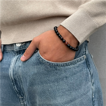 Armbånd i sort stål med sort agat og rødt tigerøje, från Blicher Fuglsang