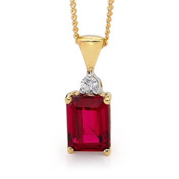 Pendant with gemset, from Bee