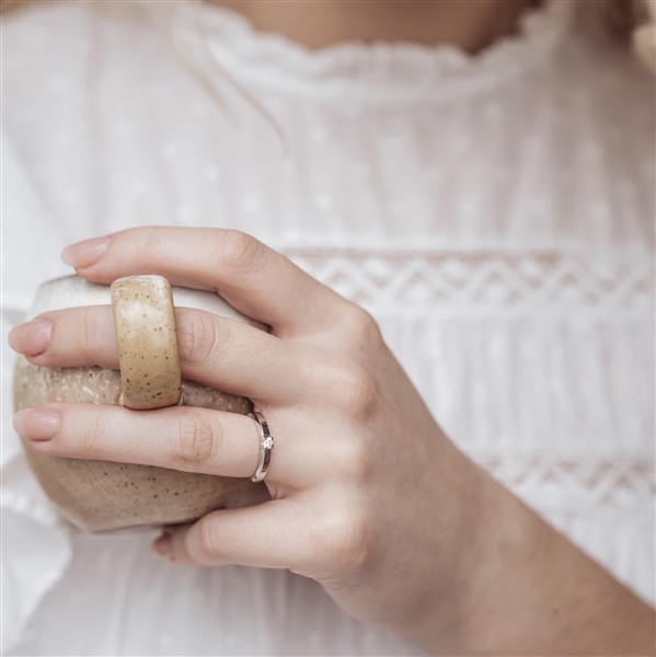 14KT HV.D.RING BRILL.1X0,07CT WPI, från Aagaard