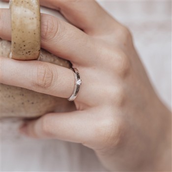 14KT HV.D.RING BRILL.1X0,07CT WPI, från Aagaard