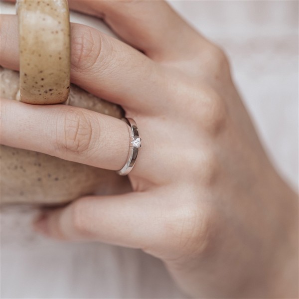 14KT HV.D.RING BRILL.1X0,07CT WPI, från Aagaard