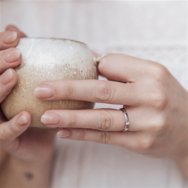 14KT HV.D.RING BRILL.1X0,07CT WPI, från Aagaard