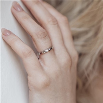 14KT HV.D.RING BRILL.1X0,03CT WPI, från Aagaard