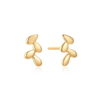 Örhängen i guld med tre bladformade delar, vertikalt arrangerade, reflekterande yta.