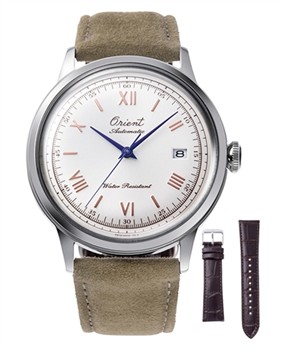 Orient Bambino 75-årsjubileum, vit urtavla med romerska siffror, blå visare, beige och brun rem.