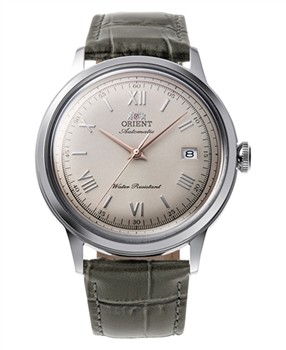 Klocka med rund urtavla, romerska siffror, datum vid "3", texten "Water Resistant", läderarmband.