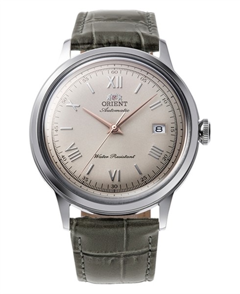 Klocka med rund urtavla, romerska siffror, datum vid "3", texten "Water Resistant", läderarmband.