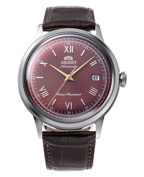 Orient Bambino med vinröd urtavla, romerska siffror och brun läderrem. Automatisk och datumvisning.