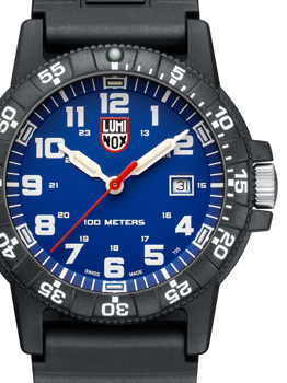 Blå urtavla, vita siffror, datum vid 3, svart boett, Luminox-logotyp, 100 meters vattentålig.