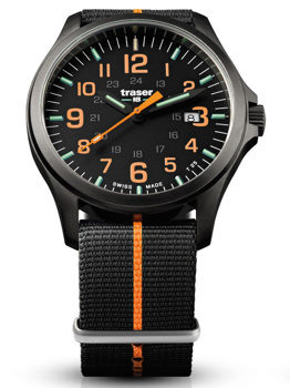 Svart urtavla med orange siffror, gröna markeringar, datum vid "3". Svart armband med orange rand.