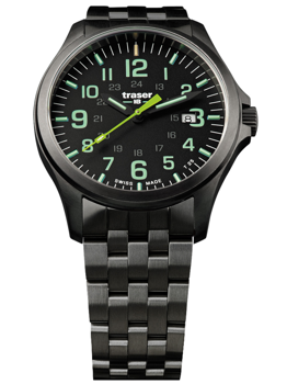 Traser H3 107869 P67 med svart urtavla, lysande siffror, datum vid "3", och metallarmband.