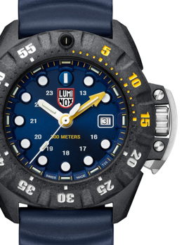 Närbild av Luminox XS.1553 med blå urtavla, vridbar ring, datumvisning och vattentät till 300m.