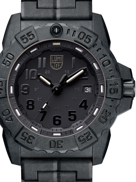 Svart Luminox-klocka med datum vid 3, minutmarkeringar 0-60 och Luminox-logotyp på urtavlan.