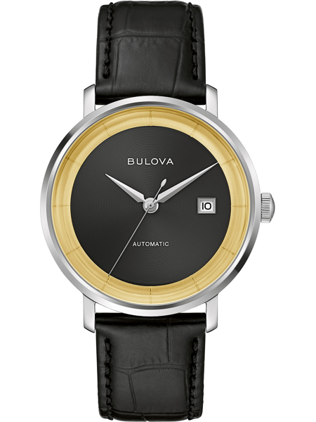 Svart urtavla, gyllene ring, text "BULOVA", "AUTOMATIC", datum vid tre. Svart läderband.