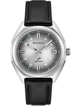 Bulova herrklocka med metallisk urtavla, datum vid 3, svart läderarmband, text "Bulova" och "262 kHz".