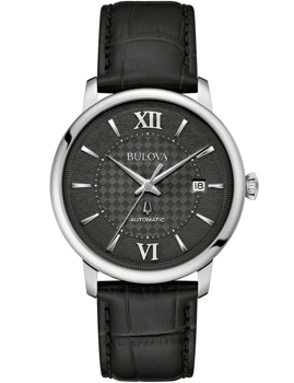 Svart urtavla med romerska siffror, "BULOVA", "AUTOMATIC" och datum vid klockan 3.