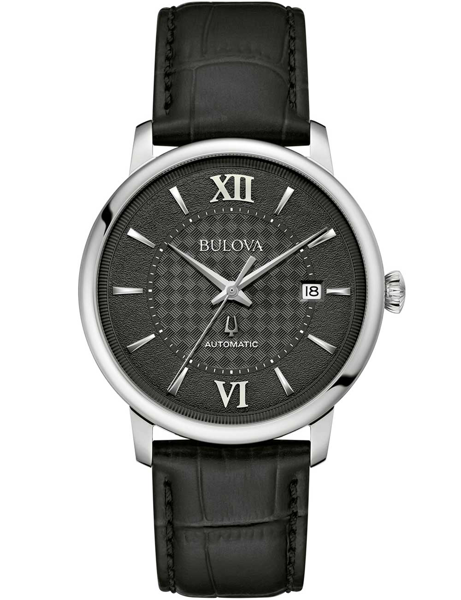 Svart urtavla med romerska siffror, "BULOVA", "AUTOMATIC" och datum vid klockan 3.