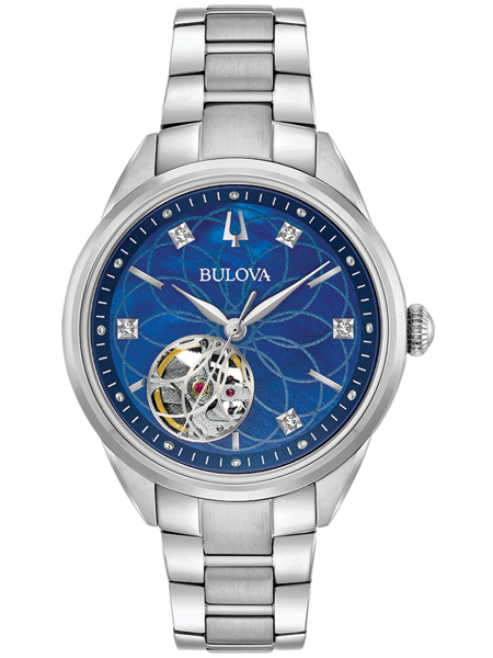 Blå urtavla med synlig mekanisk rörelse, metallarmband, "BULOVA" synligt på urtavlan.