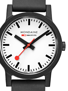 Rund urtavla, svarta visare, röd sekundvisare, text "Mondaine" och "SBB CFF FFS" på urtavlan.