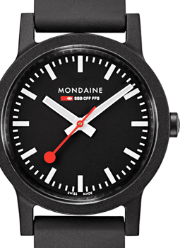 Svart urtavla, vita markeringar, röd sekundvisare, text "MONDAINE", "SBB CFF FFS", "SWISS MADE".