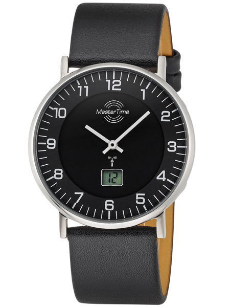 Svart urtavla, vita siffror, digital datum vid 6, analog med tre visare, svart läderarmband.