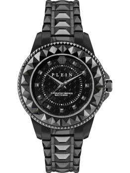 Mörk klocka med geometriskt mönstrad bezel och armband, texten "PLEIN" på urtavlan.