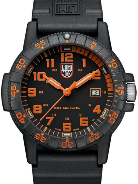 Svart urtavla med orange siffror, datum kl 3, text "100 METERS", svart boett och armband.