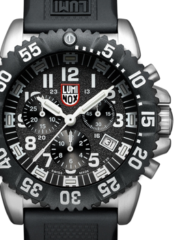 Luminox-klocka med stor bezel, tre sub-dials och datumfönster mellan kl. 4 och 5.