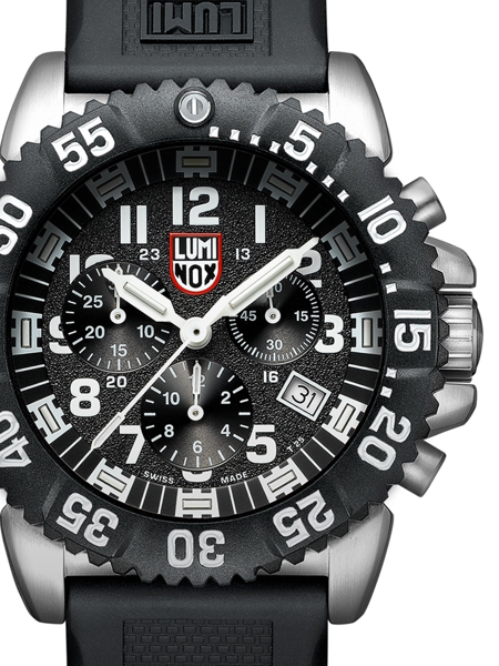 Luminox-klocka med stor bezel, tre sub-dials och datumfönster mellan kl. 4 och 5.